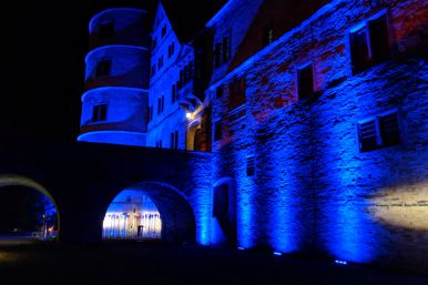 Lichter gegen Dunkelheit